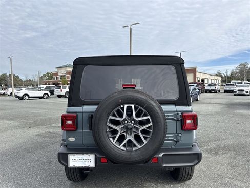Used 2024 Jeep Wrangler Sahara image 4