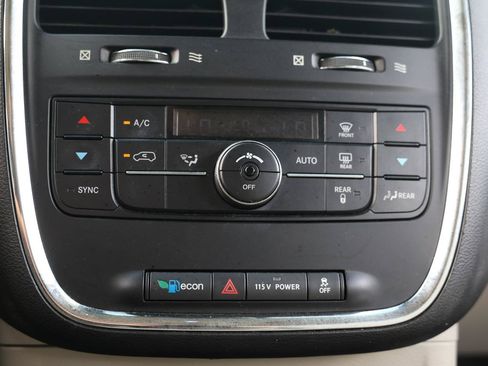 Used 2013 Chrysler Town & Country Touring FWD image 30