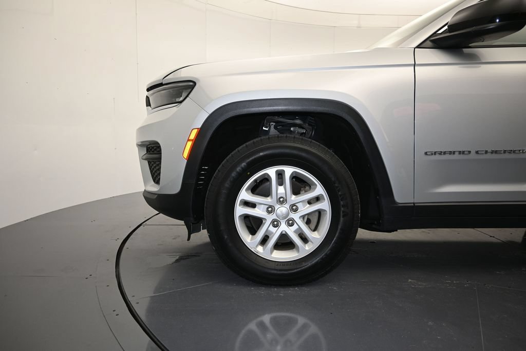 Used 2023 Jeep Grand Cherokee Laredo w/ Luxury Tech Group I AWD/4WD image 9