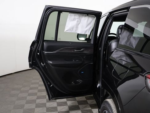 Used 2022 Jeep Grand Cherokee Overland w/ Luxury Tech Group IV image 26