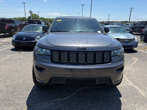 Used 2018 Jeep Grand Cherokee Altitude RWD image 2