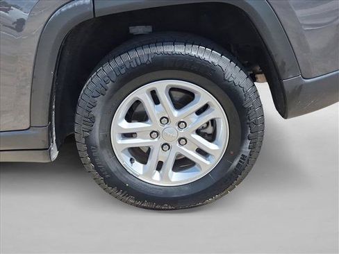 Used 2024 Jeep Grand Cherokee Laredo RWD image 18