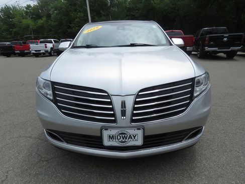 Used 2019 Lincoln MKT AWD image 3