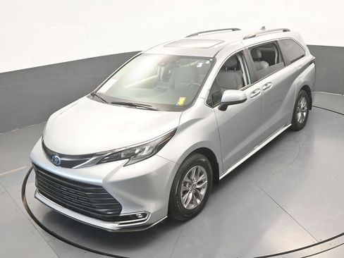 Used 2024 Toyota Sienna XLE FWD image 48