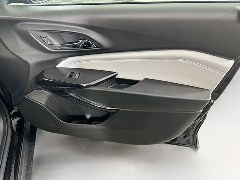 Used 2025 Chevrolet Trax LT FWD image 30