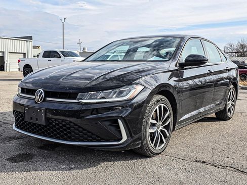 Used 2025 Volkswagen Jetta SE image 3