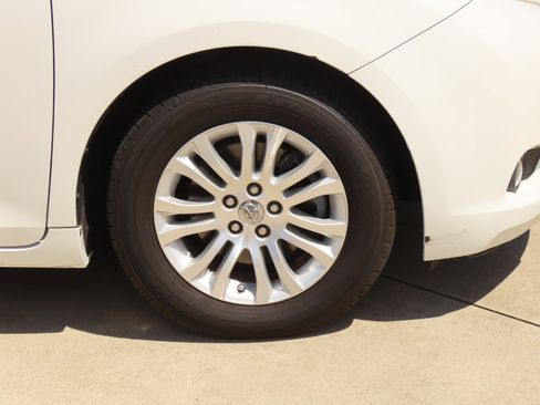 Used 2016 Toyota Sienna XLE image 9