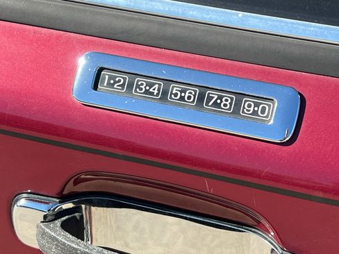 Used 1990 Lincoln Town Car image 25