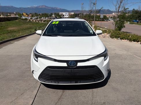 Used 2025 Toyota Corolla LE FWD image 9