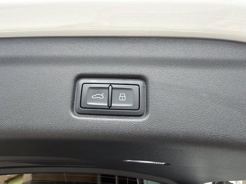 Used 2025 Audi Q6 e-tron Premium RWD image 39