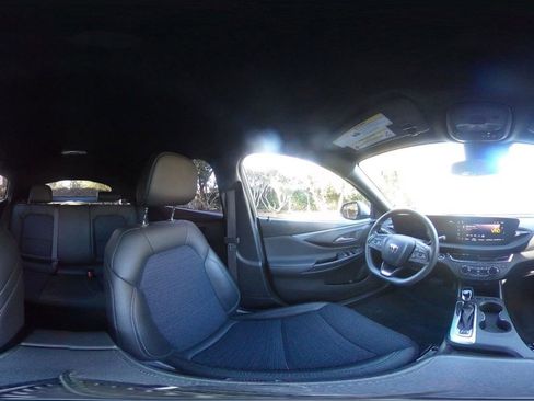 Used 2025 Buick Envista Preferred image 41