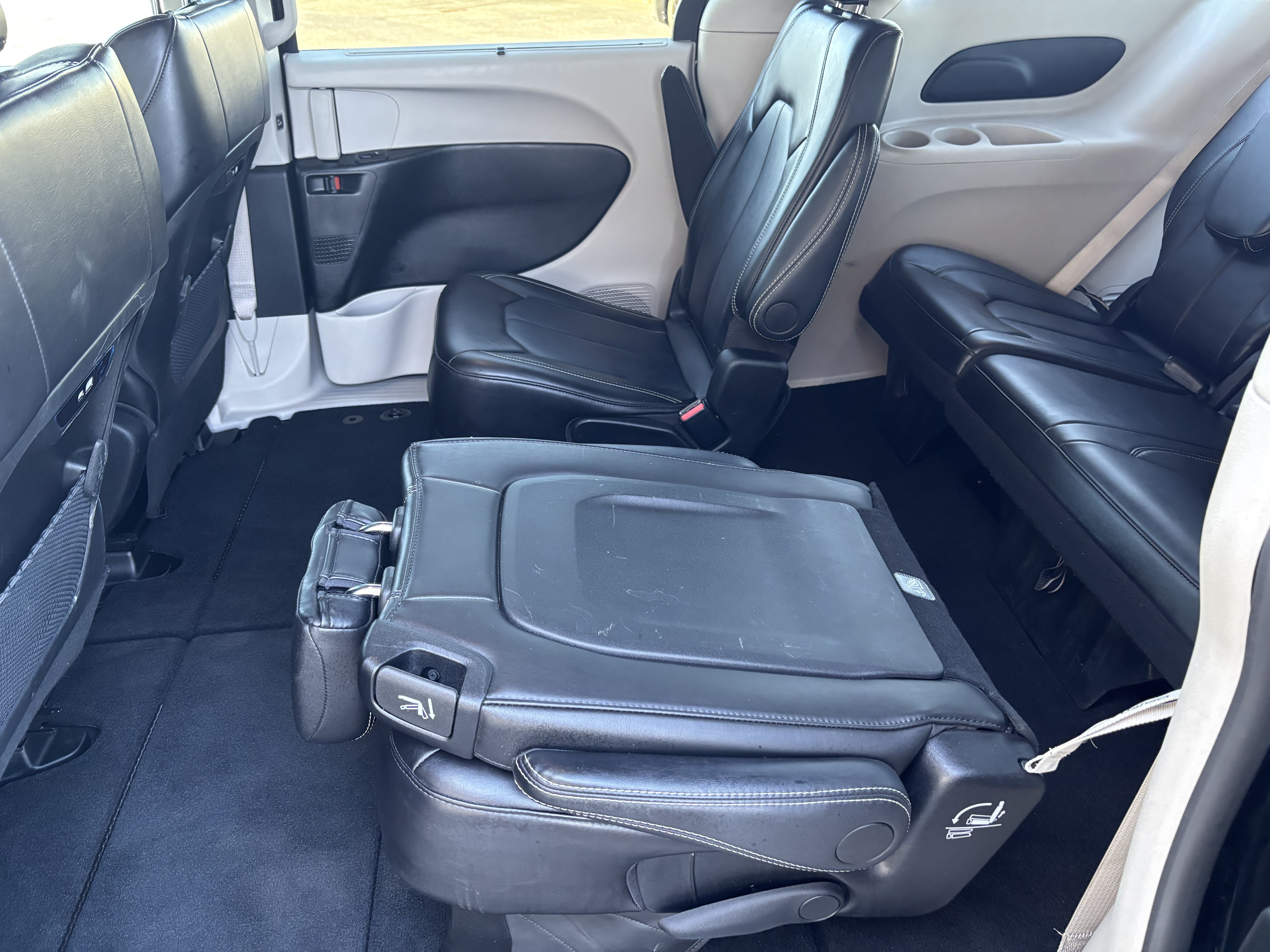 Used 2024 Chrysler Pacifica Touring-L FWD image 24