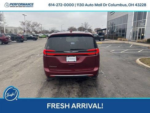 Used 2022 Chrysler Pacifica Touring-L image 5