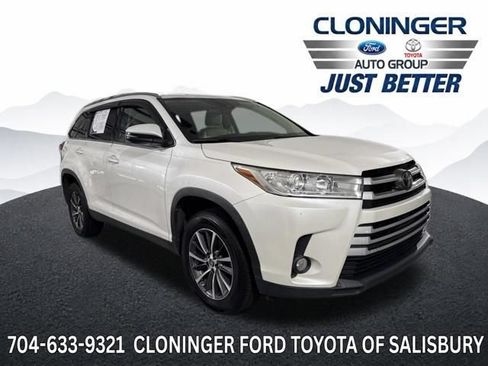 Used 2019 Toyota Highlander XLE FWD image 1