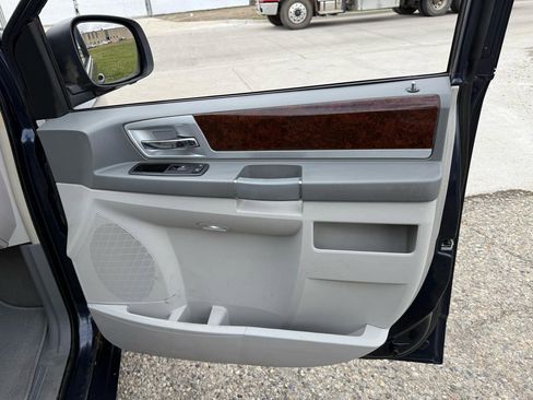 Used 2009 Chrysler Town & Country Touring FWD image 22