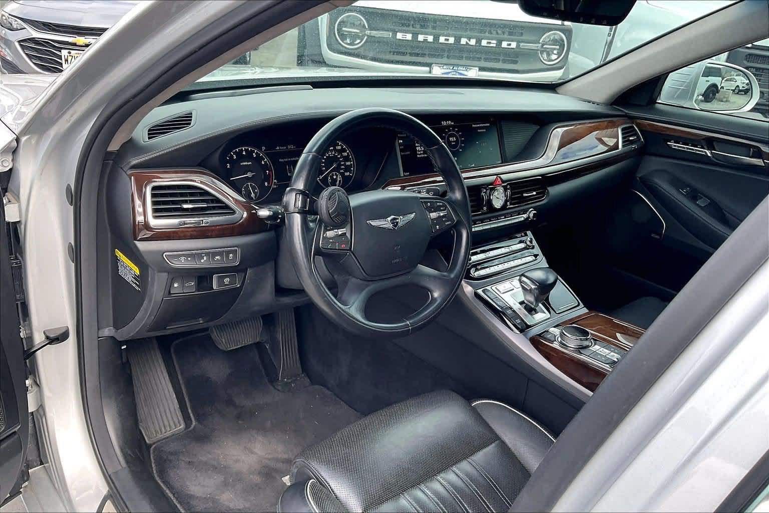Used 2019 Genesis G90 5.0 Ultimate RWD image 2