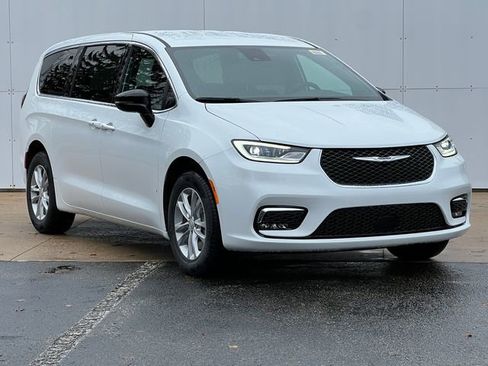 New 2026 Chrysler Pacifica Select image 1