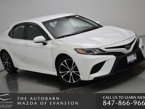 Used 2018 Toyota Camry SE FWD image 2