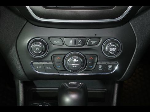 Used 2019 Jeep Cherokee Trailhawk AWD/4WD image 28