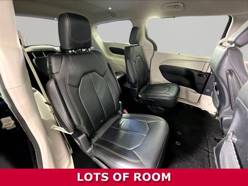 Used 2018 Chrysler Pacifica Touring-L FWD image 24