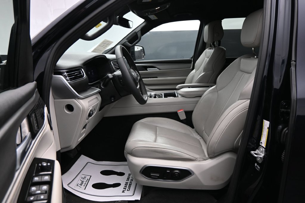 Used 2025 Jeep Wagoneer 4WD image 9