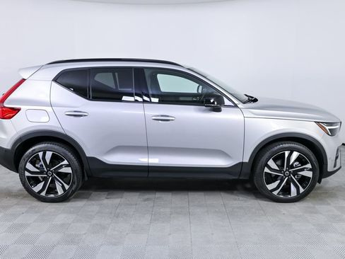 Used 2025 Volvo XC40 B5 Plus image 28