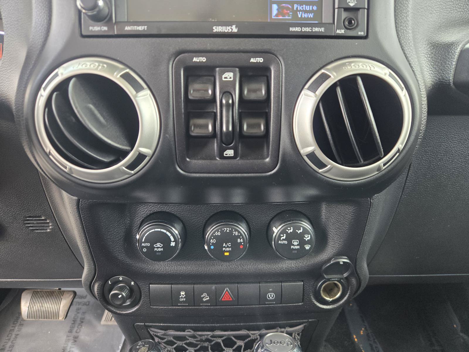 Used 2018 Jeep Wrangler Unlimited Sahara w/ Connectivity Group AWD/4WD image 10