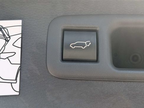 Used 2023 Toyota Highlander Platinum FWD image 18