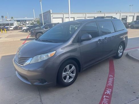 Used 2015 Toyota Sienna LE FWD image 1