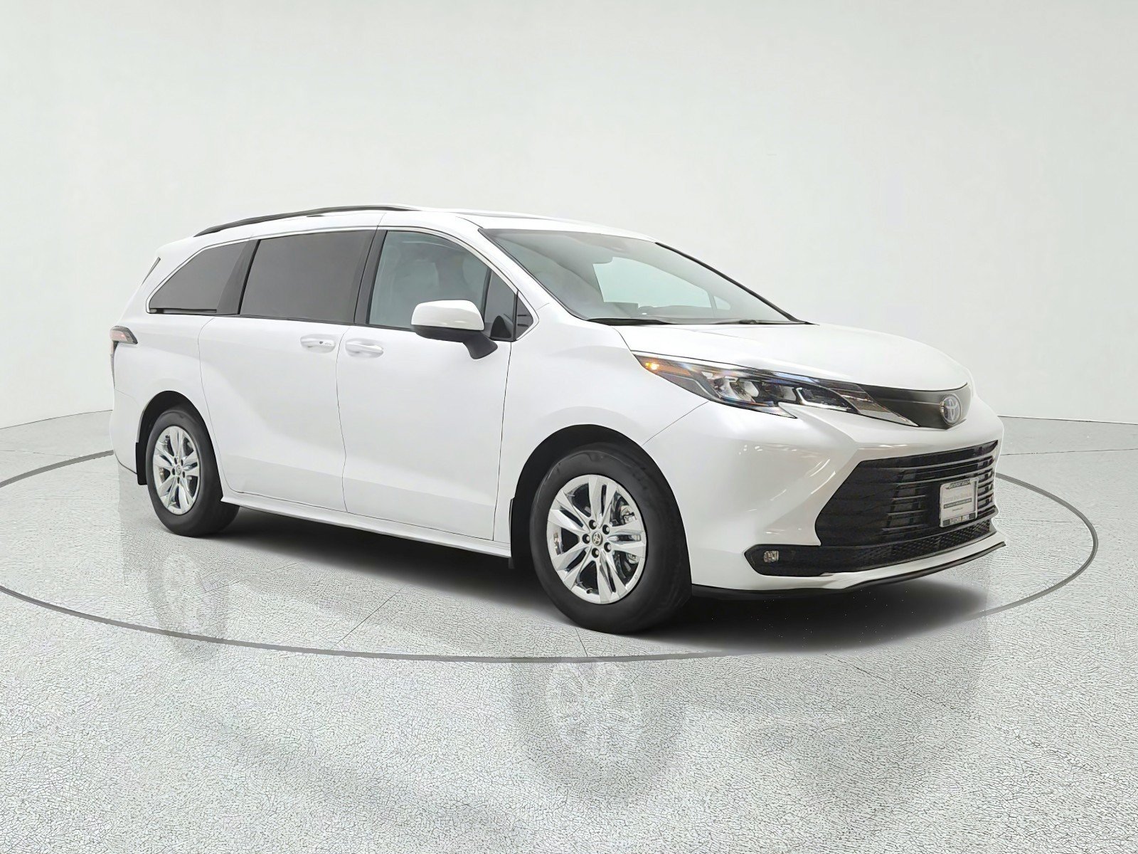 Used 2025 Toyota Sienna XLE w/ XLE Plus Package AWD/4WD image 3