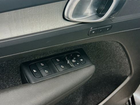 Used 2025 Volvo XC40 B5 Plus image 15