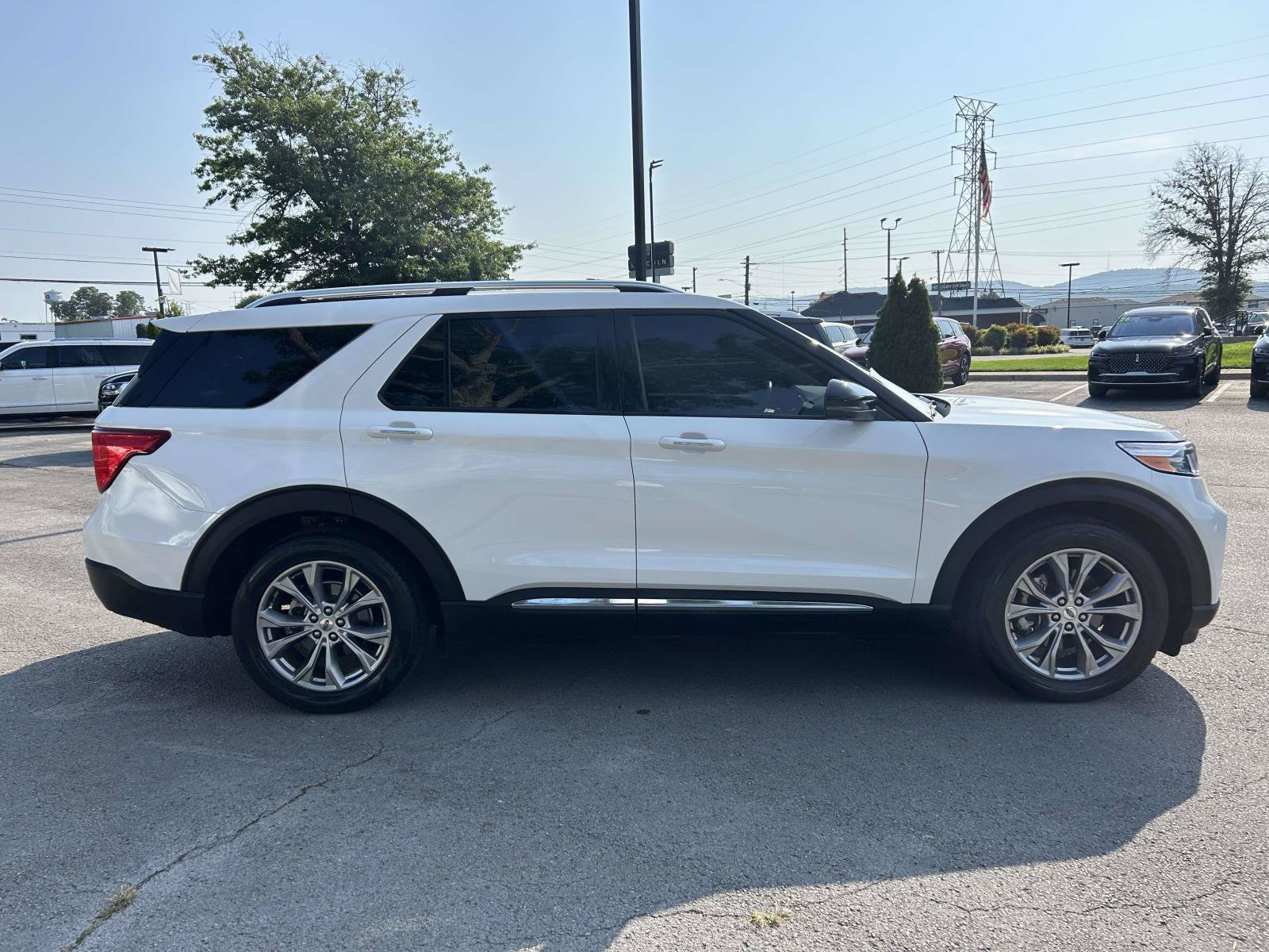 Used 2022 Ford Explorer Limited w/ Equipment Group 301A RWD image 2