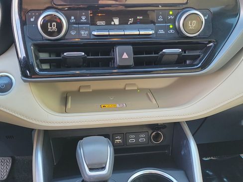 Used 2025 Toyota Highlander XLE AWD/4WD image 22