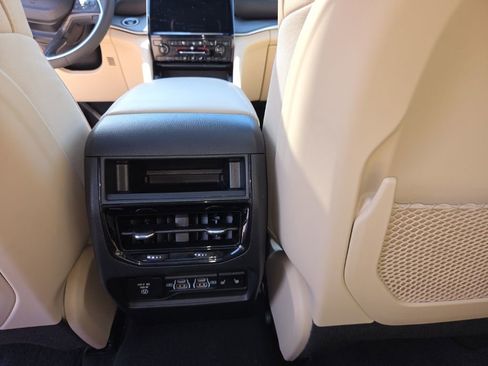 Used 2024 Jeep Grand Cherokee Limited w/ Luxury Tech Group II image 20