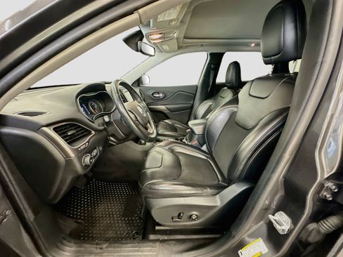 Used 2019 Jeep Cherokee Latitude Plus w/ Comfort/Convenience Group AWD/4WD image 13