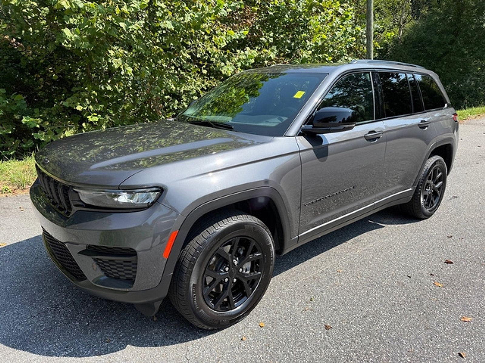 Used 2025 Jeep Grand Cherokee Altitude AWD/4WD image 2