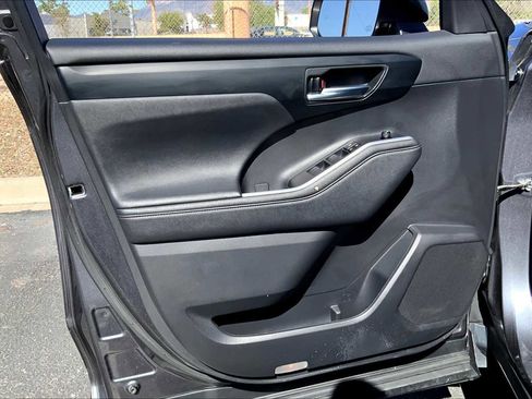 Certified 2023 Toyota Highlander XLE image 18
