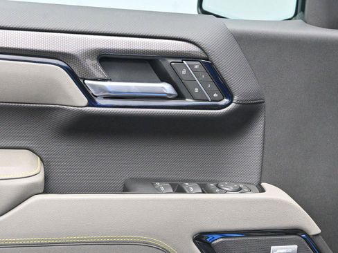 Used 2025 Chevrolet Silverado 1500 ZR2 w/ Technology Package image 11