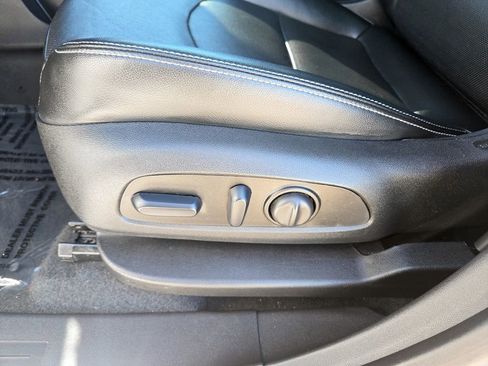 Used 2023 GMC Terrain SLT image 30