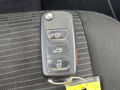 Used 2017 Volkswagen Tiguan S image 31