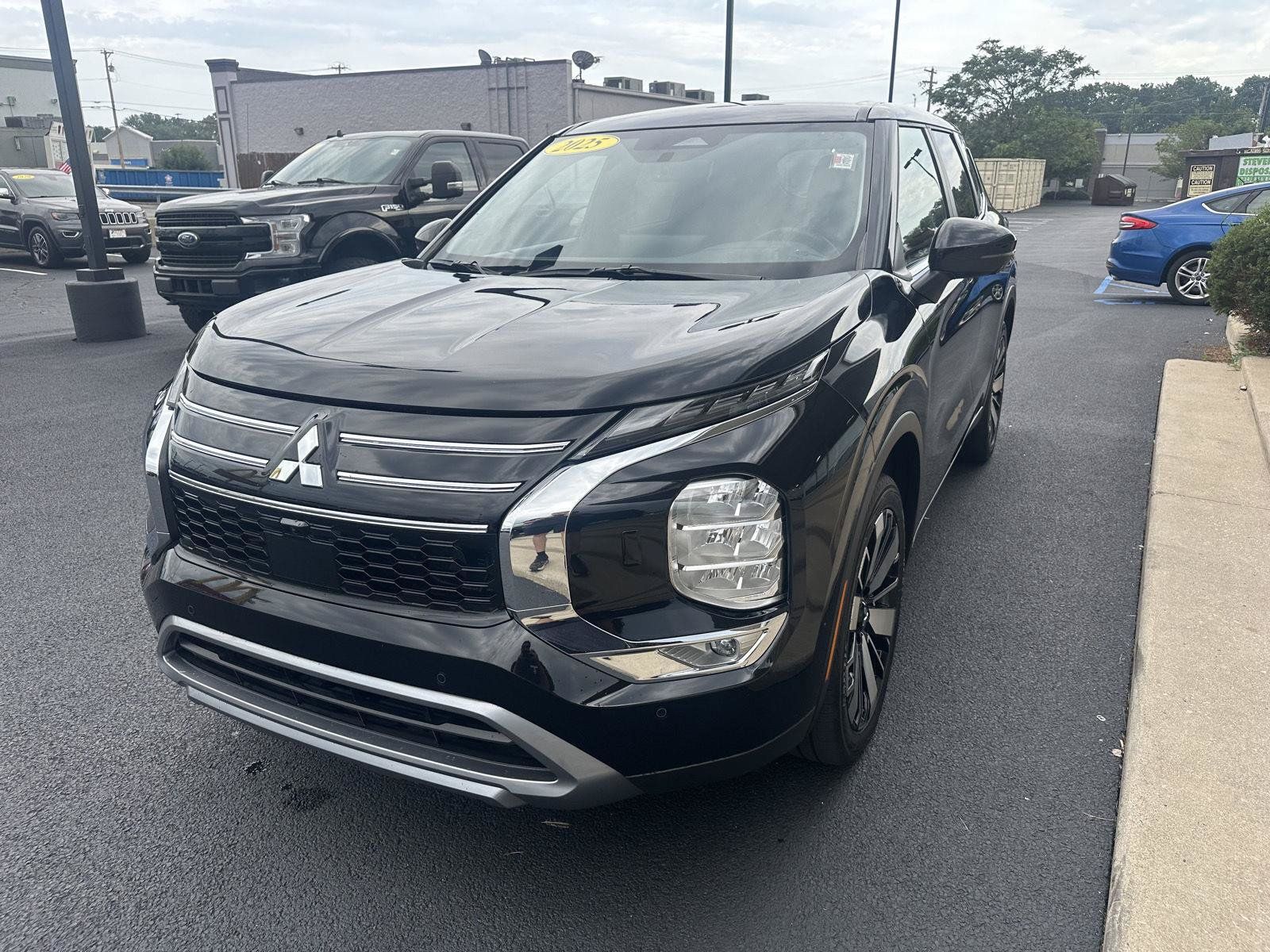 Used 2025 Mitsubishi Outlander AWD image 5