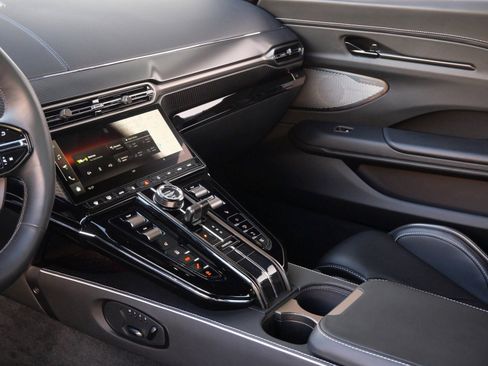 Used 2025 Aston Martin V8 Vantage Coupe image 19