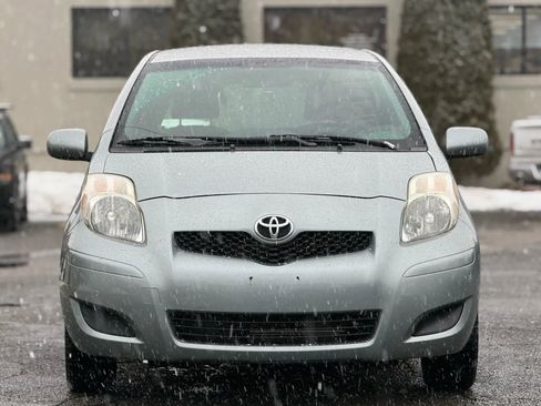 Used 2010 Toyota Yaris 4-Door Hatchback image 3