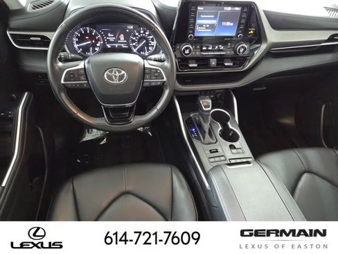 Used 2020 Toyota Highlander XLE AWD/4WD image 19