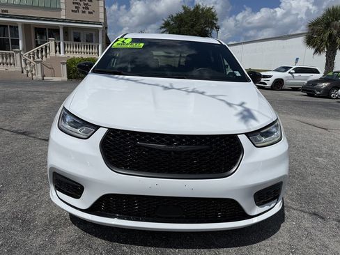 Used 2024 Chrysler Pacifica Limited FWD image 2