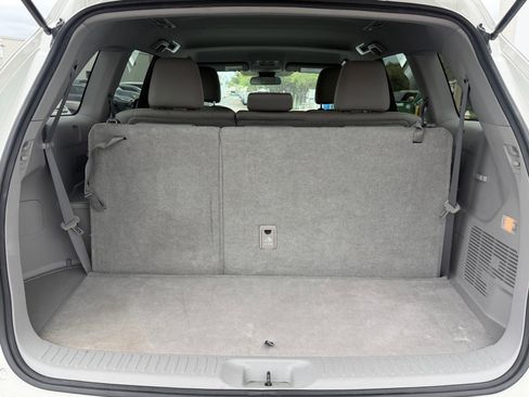 Used 2017 Toyota Highlander LE image 29