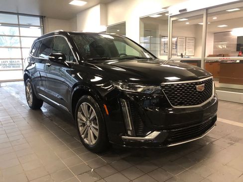 Used 2025 Cadillac XT6 Premium Luxury AWD/4WD image 2