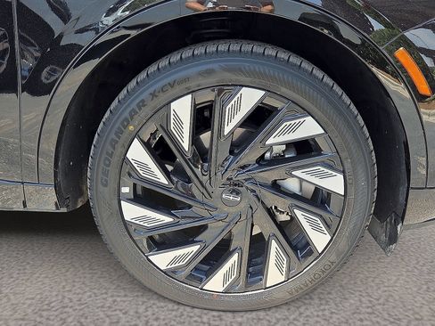 Certified 2025 Lincoln Nautilus Reserve w/ Jet Appearance Package AWD/4WD image 7