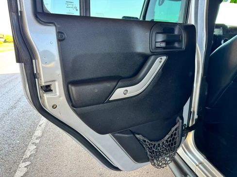 Used 2012 Jeep Wrangler Unlimited Rubicon AWD/4WD image 17