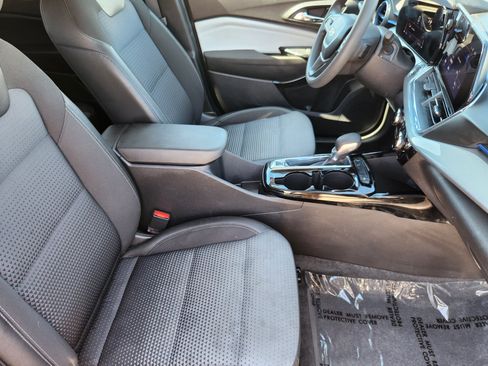 Used 2025 Chevrolet Trax LT image 13